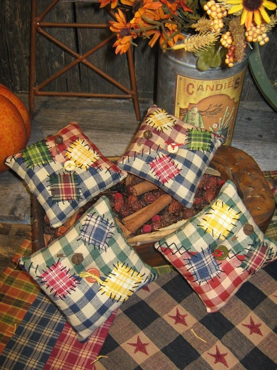 Primitive Set of 4 Ornies Bowl Fillers Tucks HOMESPUN Pillow