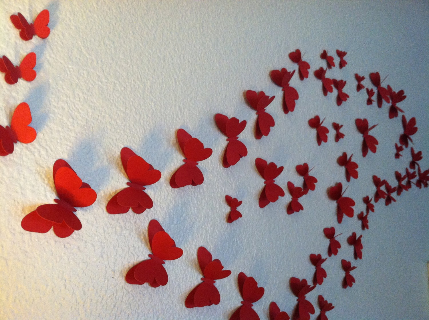 Украсить стену бабочками из бумаги