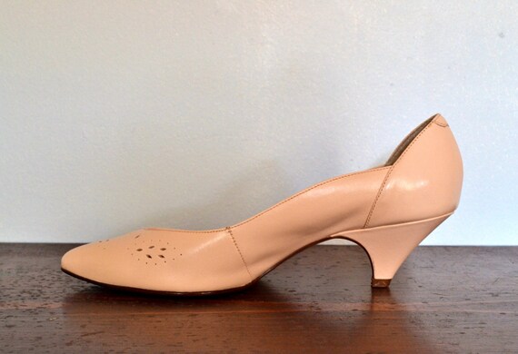 Vintage Pale Pink Kitten Heels / Pointed Tow Rose by thethirdcoast