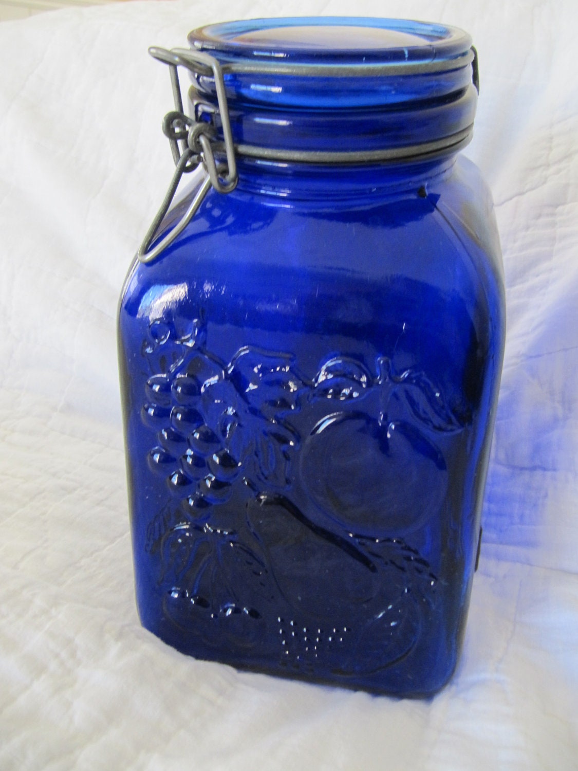 a jar contains 7 blue cubes 4 blue spheres