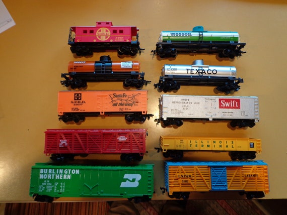 10 LifeLike Tyco Ho scale electric train set cars nice shape