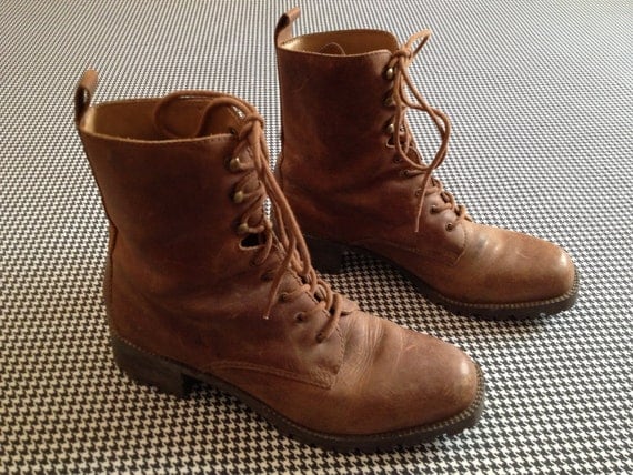 brown leather Bass brand lace-up boots