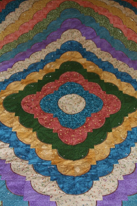 Items similar to Bright pastel Love Ring quilt, with piped scallops on Etsy