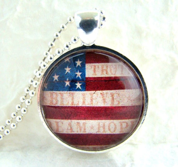 Vintage AMERICAN FLAG Pendant Necklace with chain, American Pride Jewelry, Fourth of July Necklace, Memorial Day Jewelry, Patriotic Gift