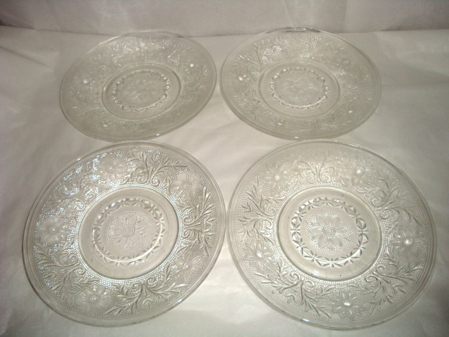 Vintage Indiana Glass Set Of Four Daisy Pattern Pressed Glass Dessert Snack Cake Plates 4