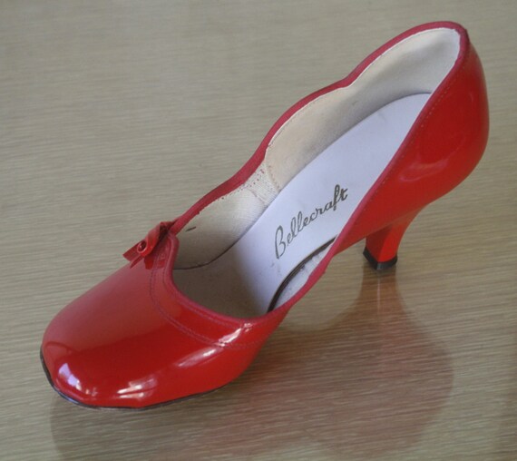 1950s red patent heels / vintage bow shoes / size 5.5