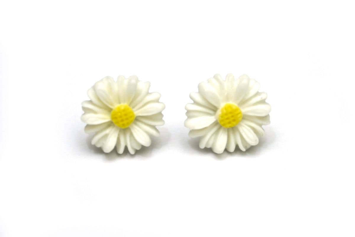 White daisy flower stud earrings
