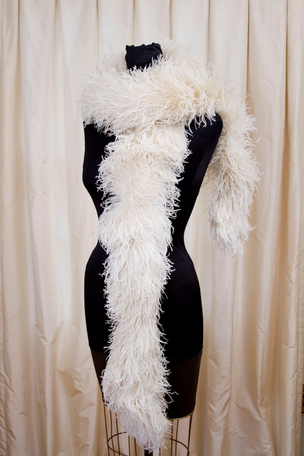 1920's 1930's Ostrich Feather Boa in White