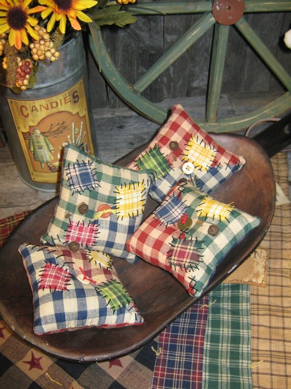 Primitive Set of 4 Ornies Bowl Fillers Tucks HOMESPUN Pillow