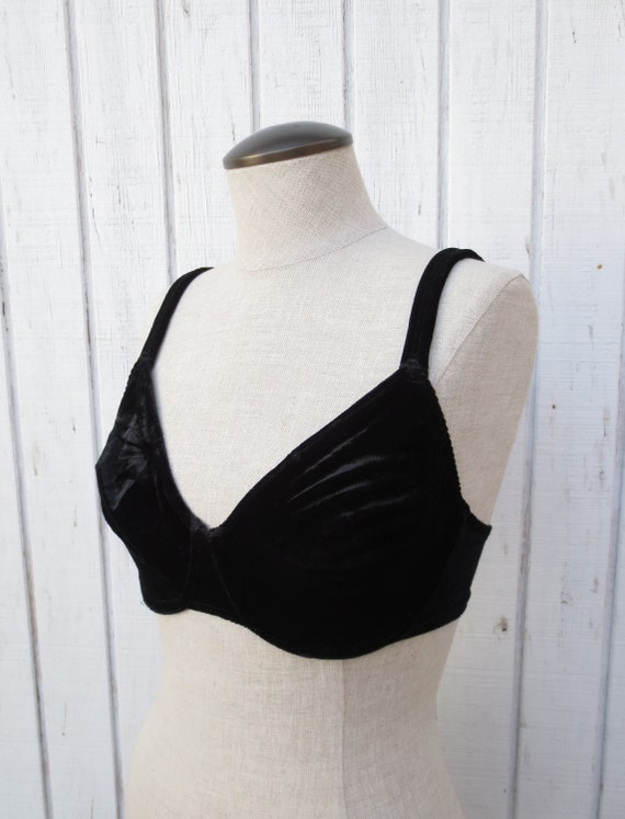 Black velvet bra Own the night by adding a sexy Missguided Bralet to your look. Bralets are the answer to hotting up your party outfits in an instant, so shop the selection here!