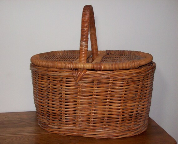 Decorating With Vintage Picnic Baskets 10