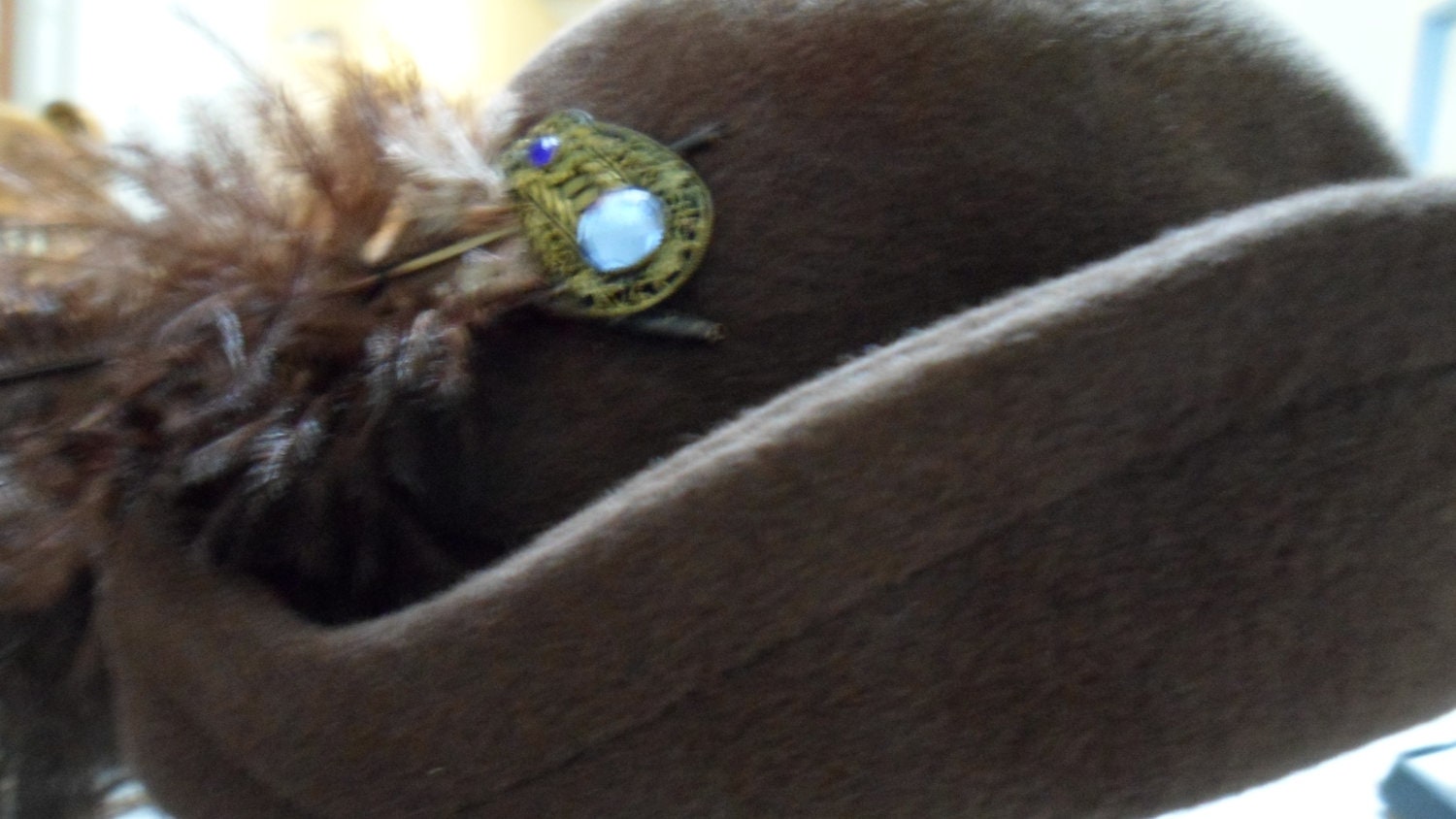 Warm brown felt hat with ostrich feathers – Haute Juice