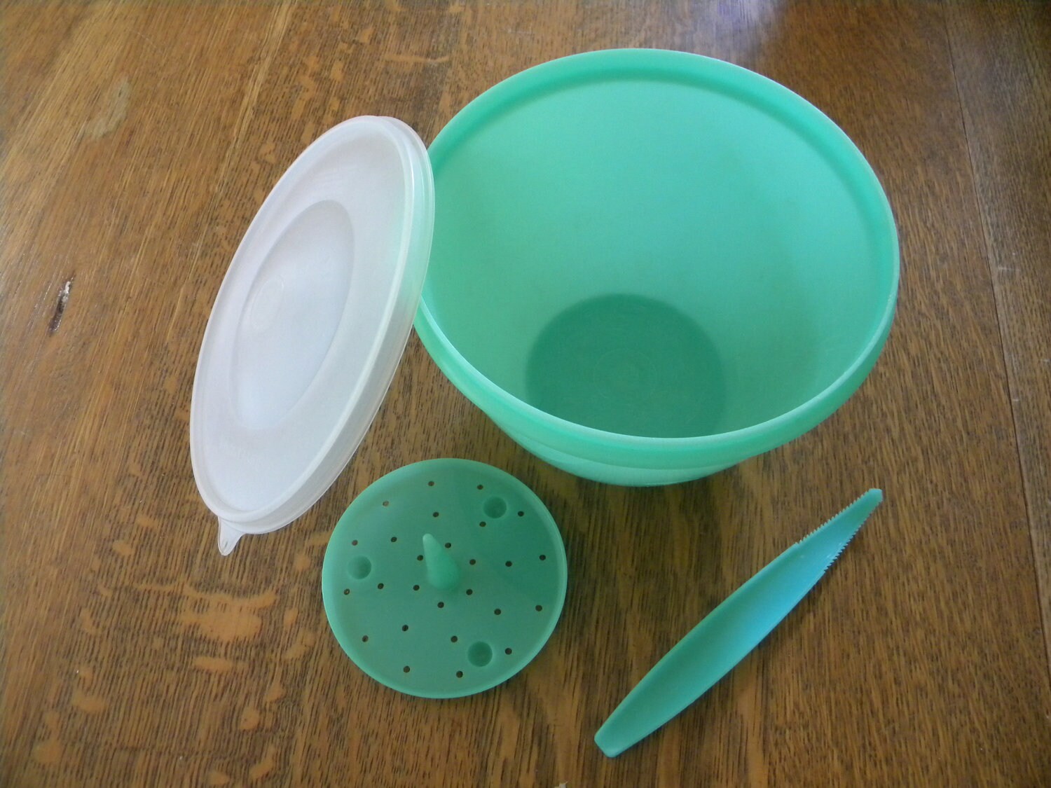 Tupperware Lettuce Keeper & Corer