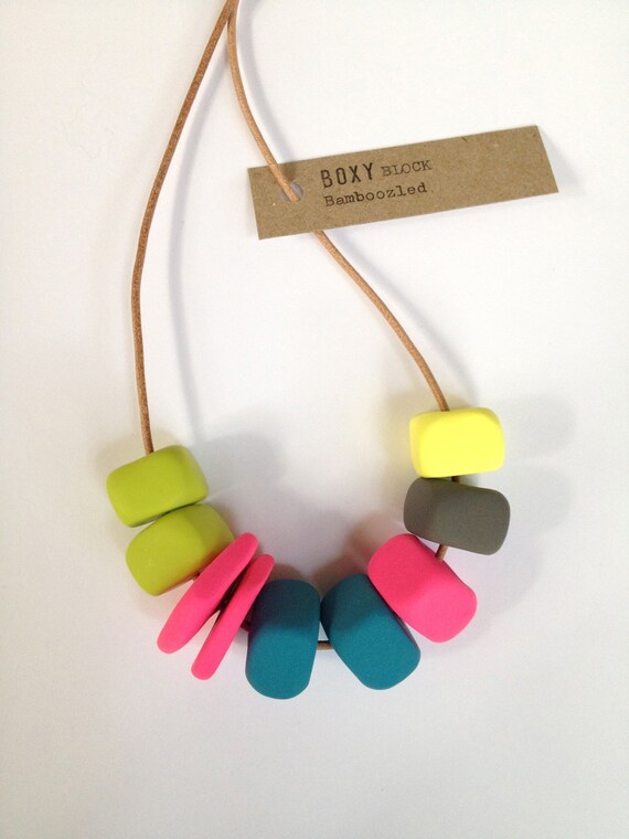 Ähnliche Artikel wie BAMBOOZLED Boxy Quadrat Halskette Lime, Pink