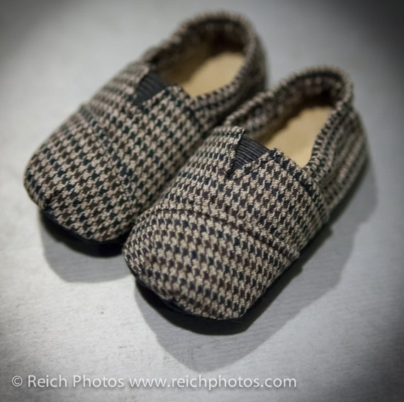 Fitted baby shoes in a mini brown/black houndstooth made by