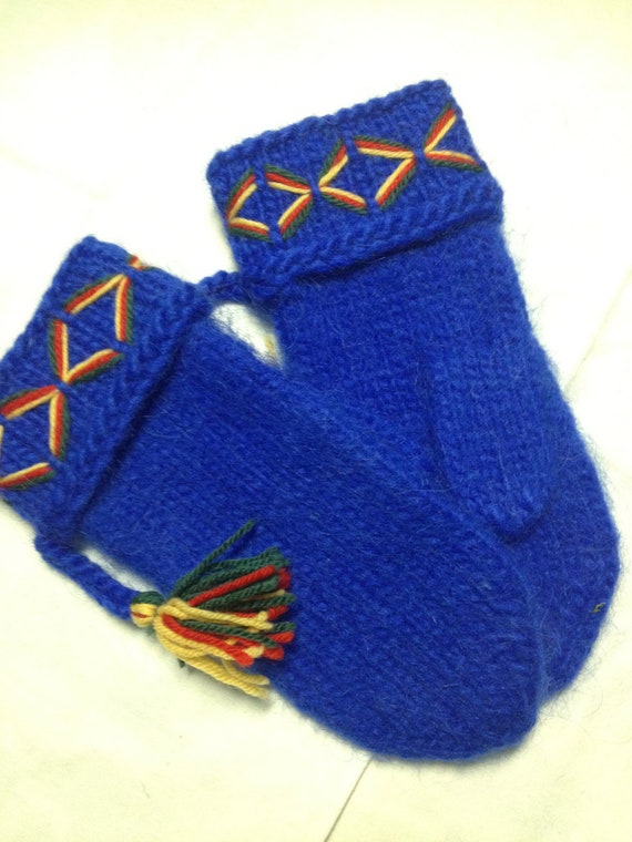 Genuine Lovikka mittens. Embroidered mittens according to