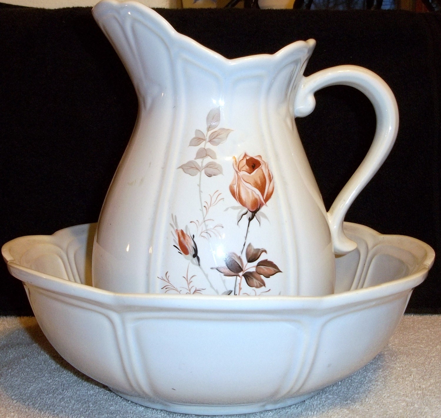 vintage MCCOY POTTERY wash basin and pitcher ROSES 7529