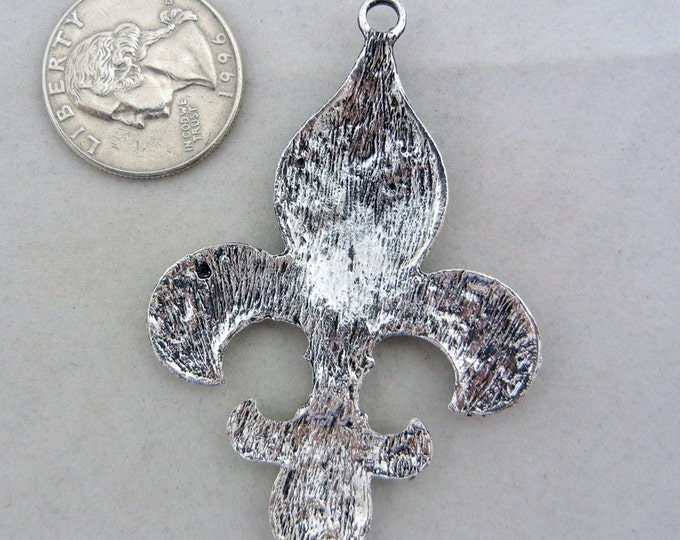 Antique Silver-tone Fleur de Lis Pendant with Texture