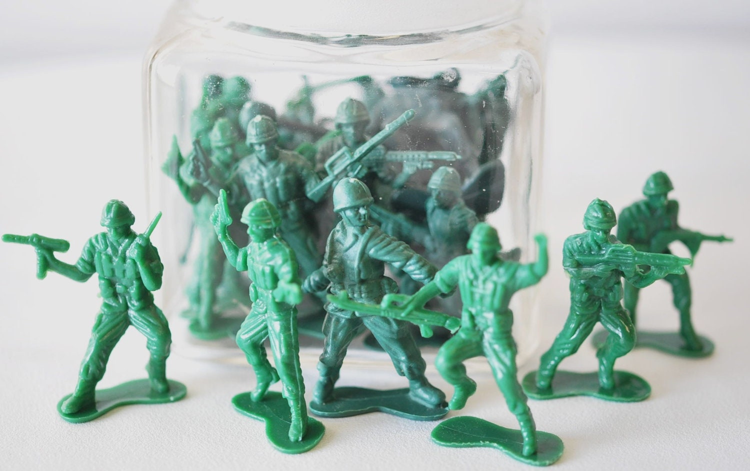 vintage army green plastic men...12 army men