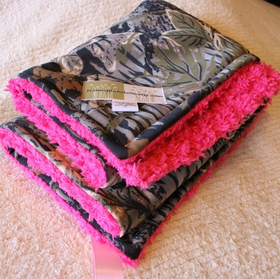 Realtree Camo Blanket and Hot Pink Cuddle Fleece