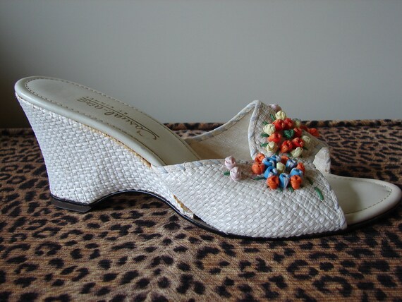 1950s Shoes - Vintage 50s Wedge Wedgies Heels White Raffia Colorful ...