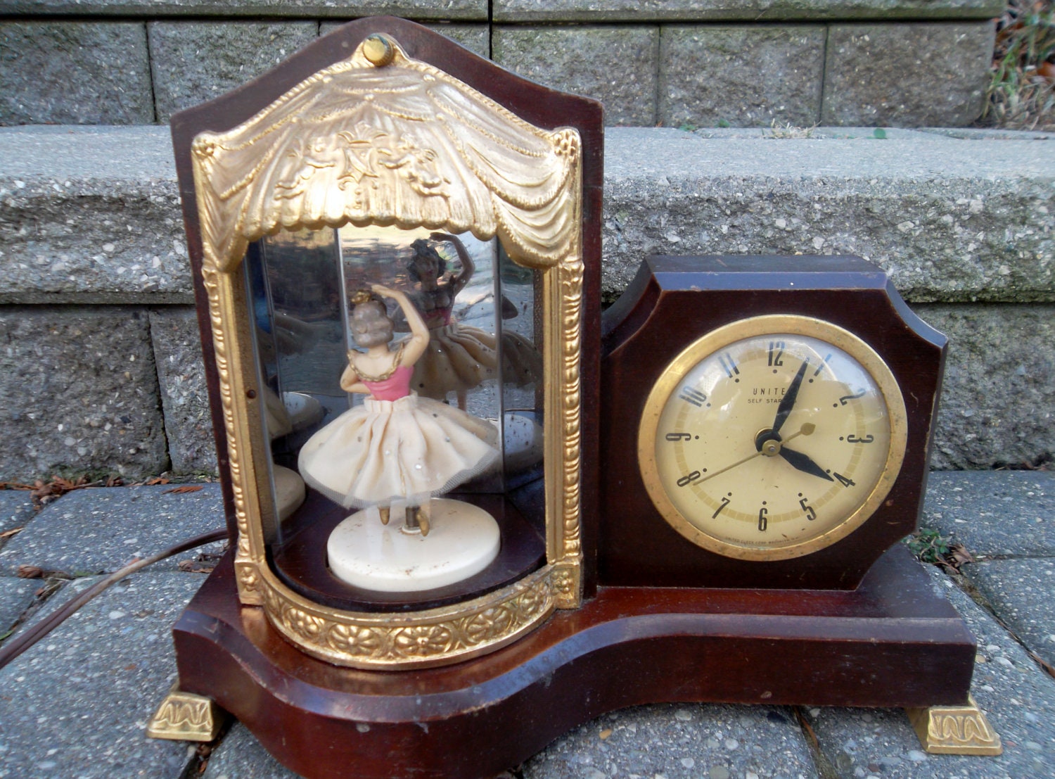 Vintage United Clock Corporation Ballerina Light/Musical Clock