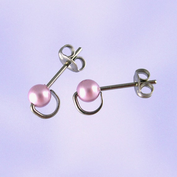 Niobium stud earrings 4mm Swarovski faux pearls in Powder