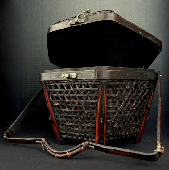 Large JAPANESE BASKET / Woven BAMBOO / Lid Cover Handle