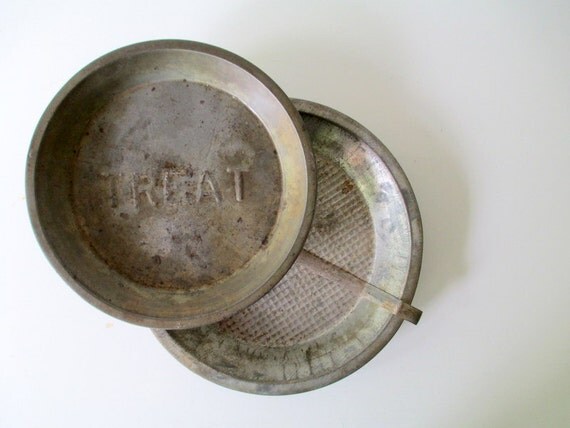 Antique Pie Tins Treat Pie Tin in Dark Metal Vintage Baking