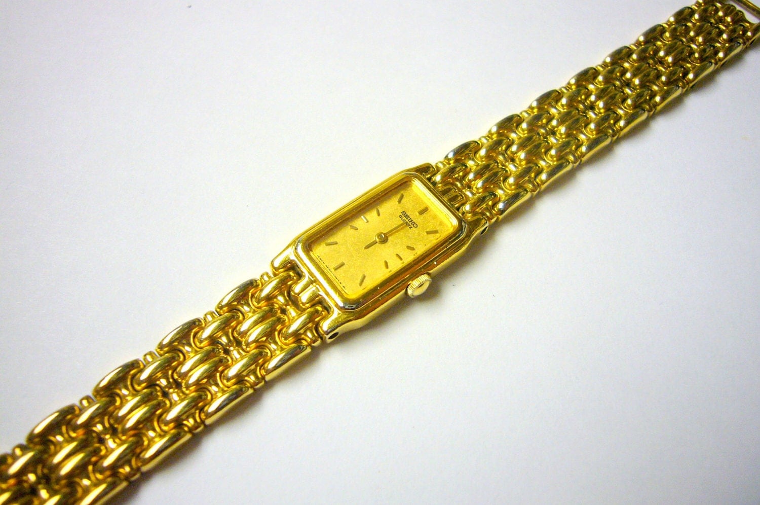 Beautiful Vintage SEIKO ladies classic wrist watch gold dial