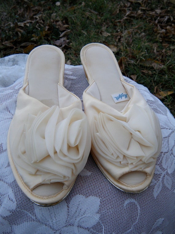vintage bedroom slippers creamy yellow satin rose Mystic