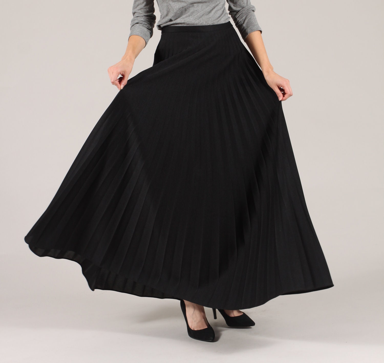 black maxi skirt // vintage 1970s // flowy accordion pleated