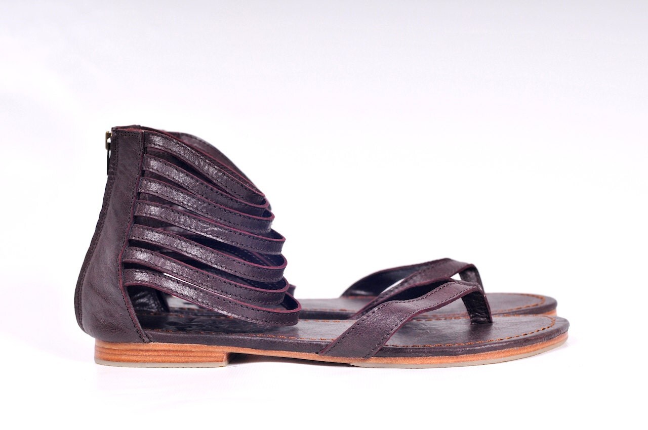 Molle. Brown leather thong sandals / womens leather flats