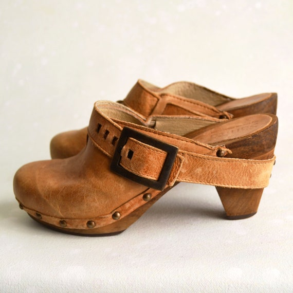 dansko sanita clogs