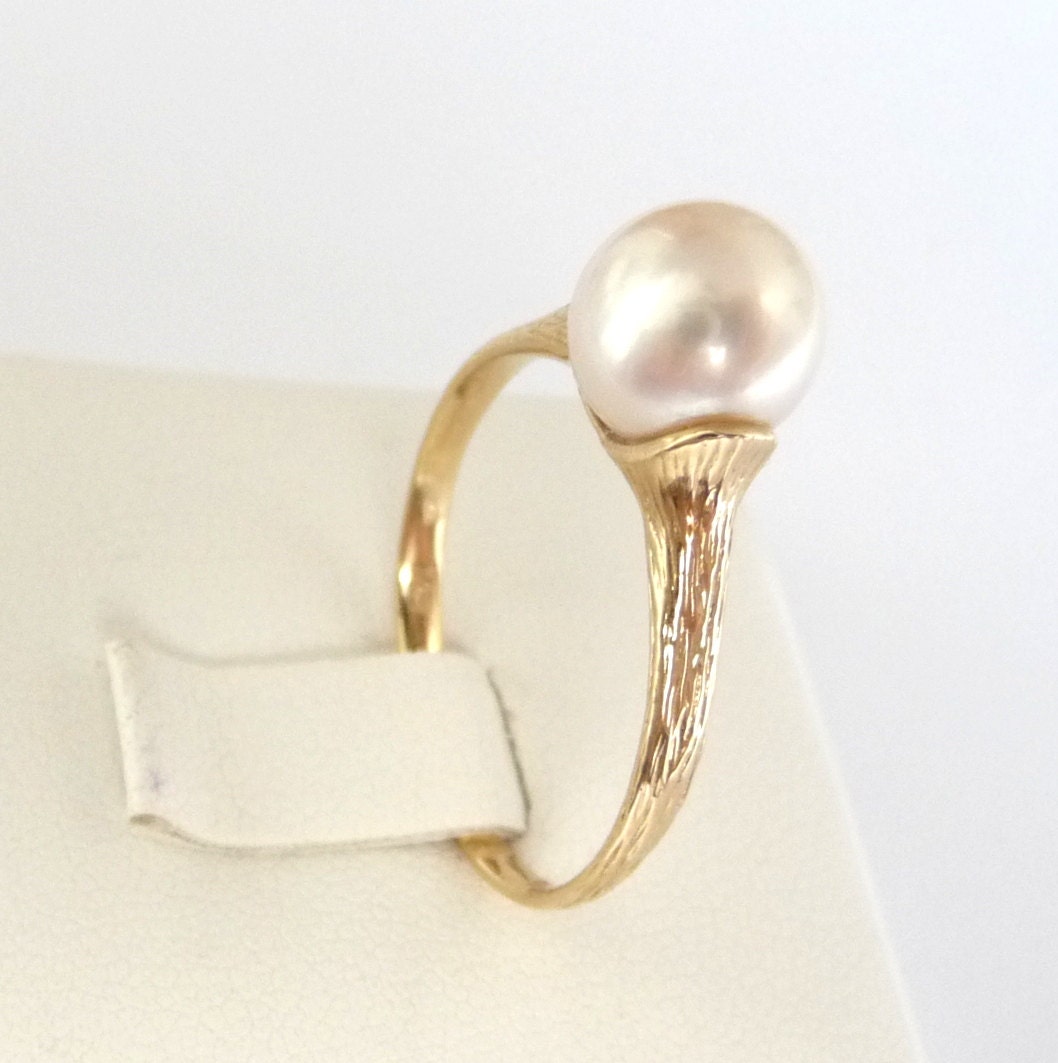 Gold Finger Ring With Pearl Gold Finger Ring With Pearl