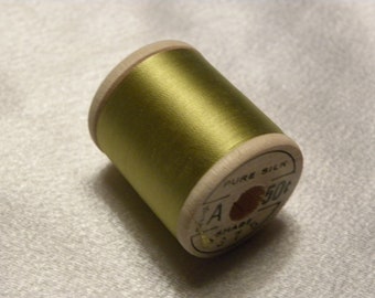 Belding Corticelli Pure Silk Hand Sewing Embroidery Floss Thread 100 Yd. Wooden Spool Shade 9375 Parakeet Green