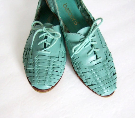 Vintage size 9 Woven Leather Flats Shoes Mint Green Lace Up