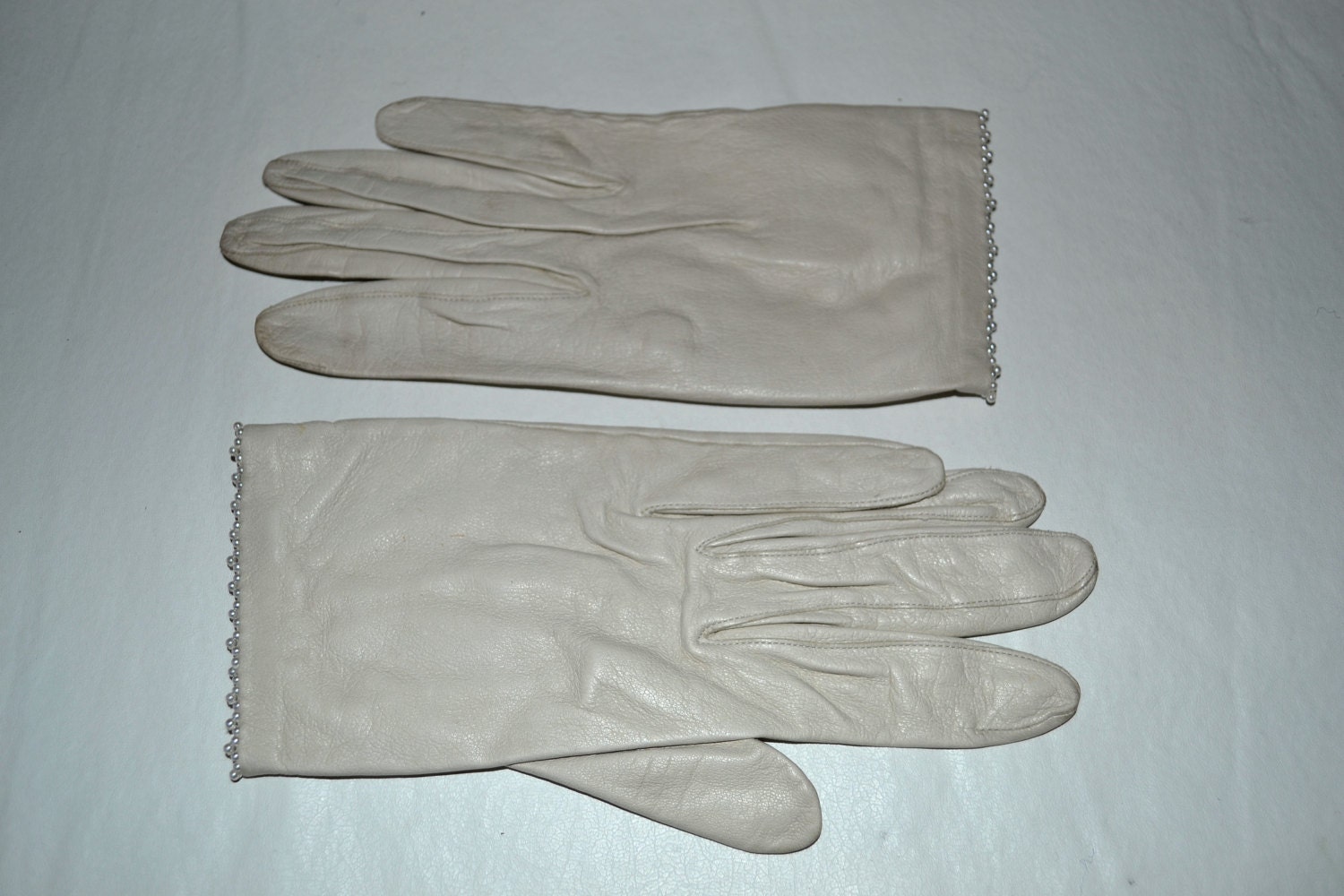 Pair of woman’s Vintage kid skin leather gloves by Miss Aris Haute Juice