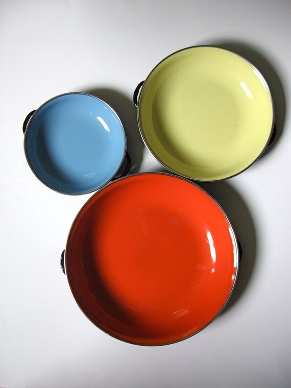 Set of 3 mid century vintage enamel metal nesting bowls plates