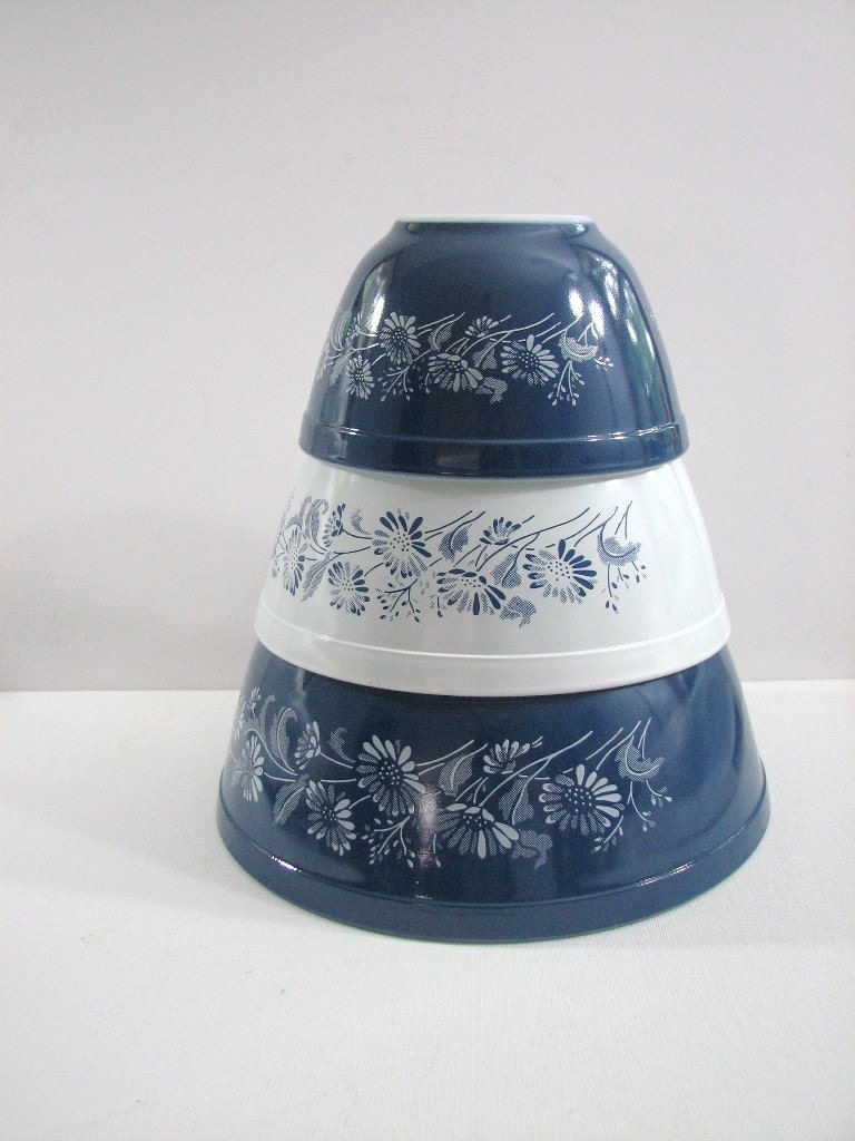 Pyrex Colonial Mist Trio Of Nesting Mixing Bowls Liter