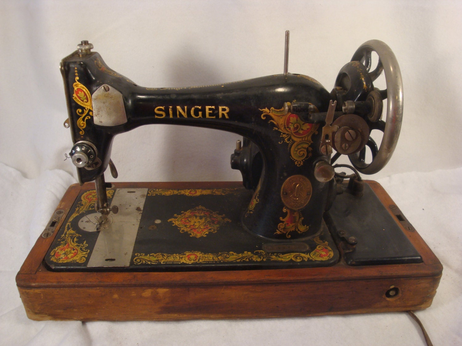 Vintage Singer Sewing Machine W Wooden Dome Case 2525