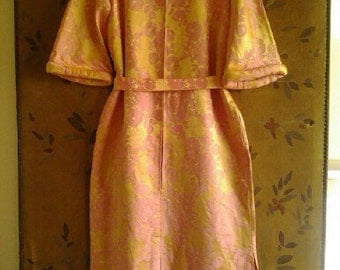 Stunning rose pink and gold 1960s housecoat / evening dress