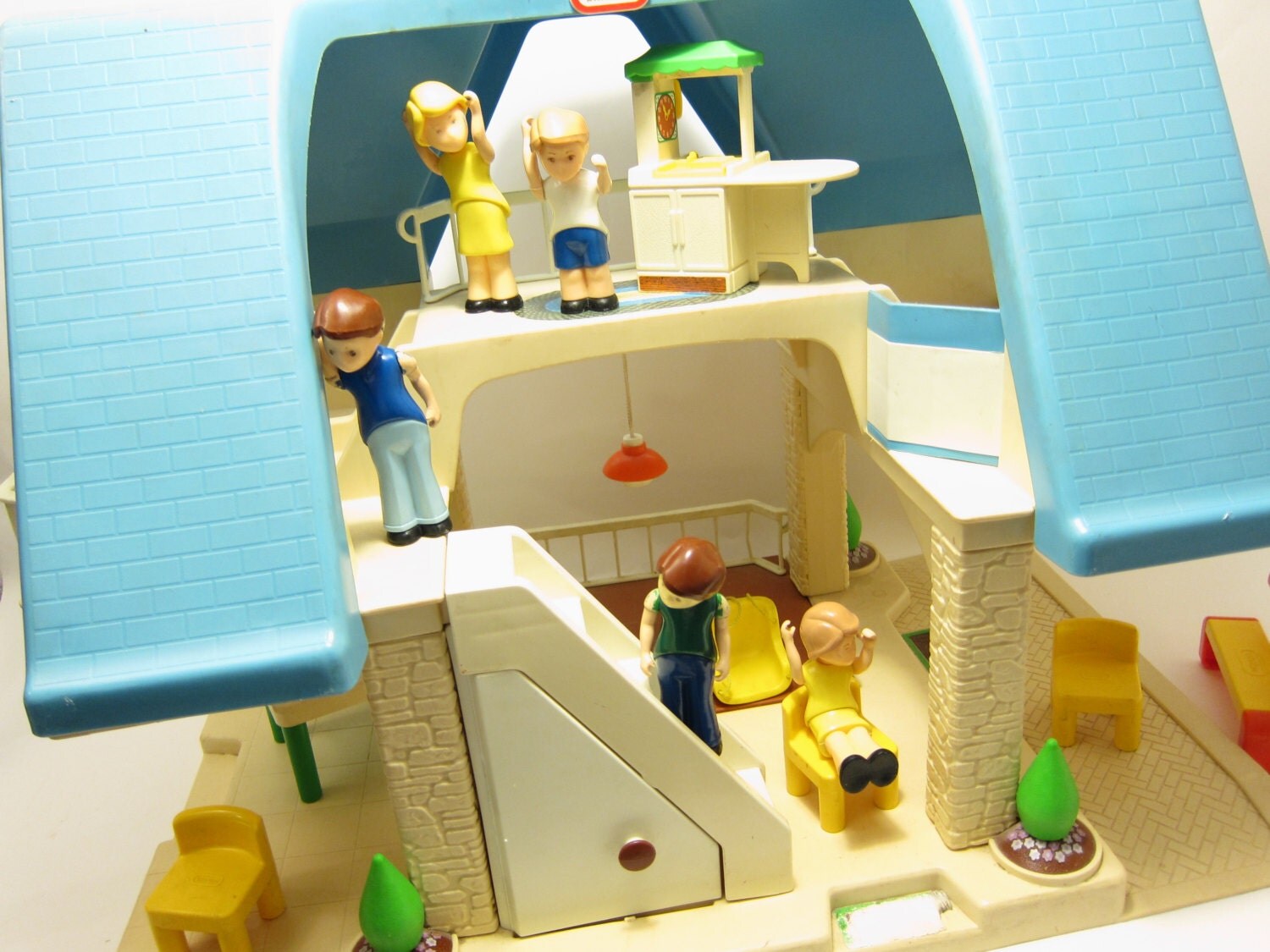 little tikes dollhouse with blue roof