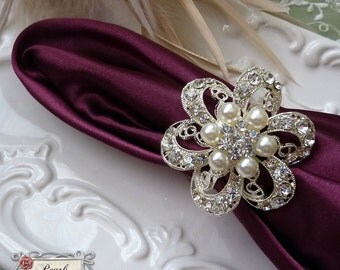 SALE Custom Pearl Crystal Rhinestone Silver Brooch Napkin Rings Holders Wedding Table Decorations Bridal Brooches