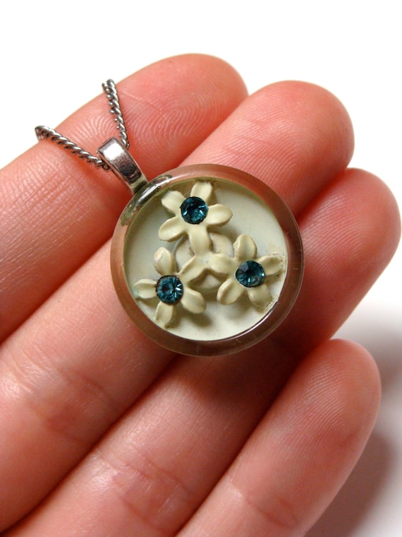 light green floral button necklace charm with three daisies