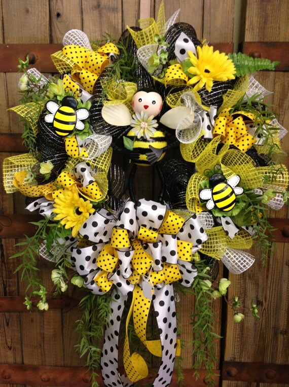 Bumble bee wreath