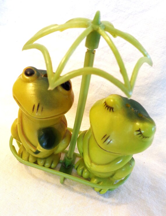 Vintage Frog Salt and Pepper Shaker. Green Spice Shaker Set
