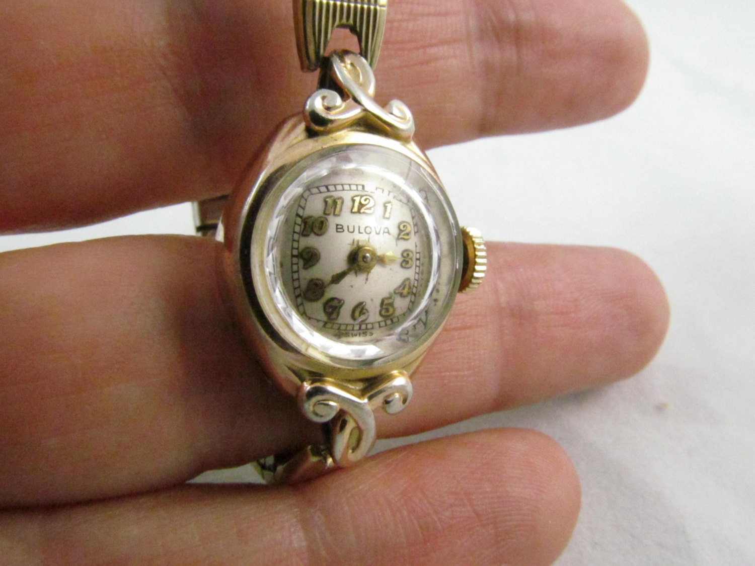 Gorgeous Ladies Bulova Vintage Watch 10 Kt Rolled Gold Round