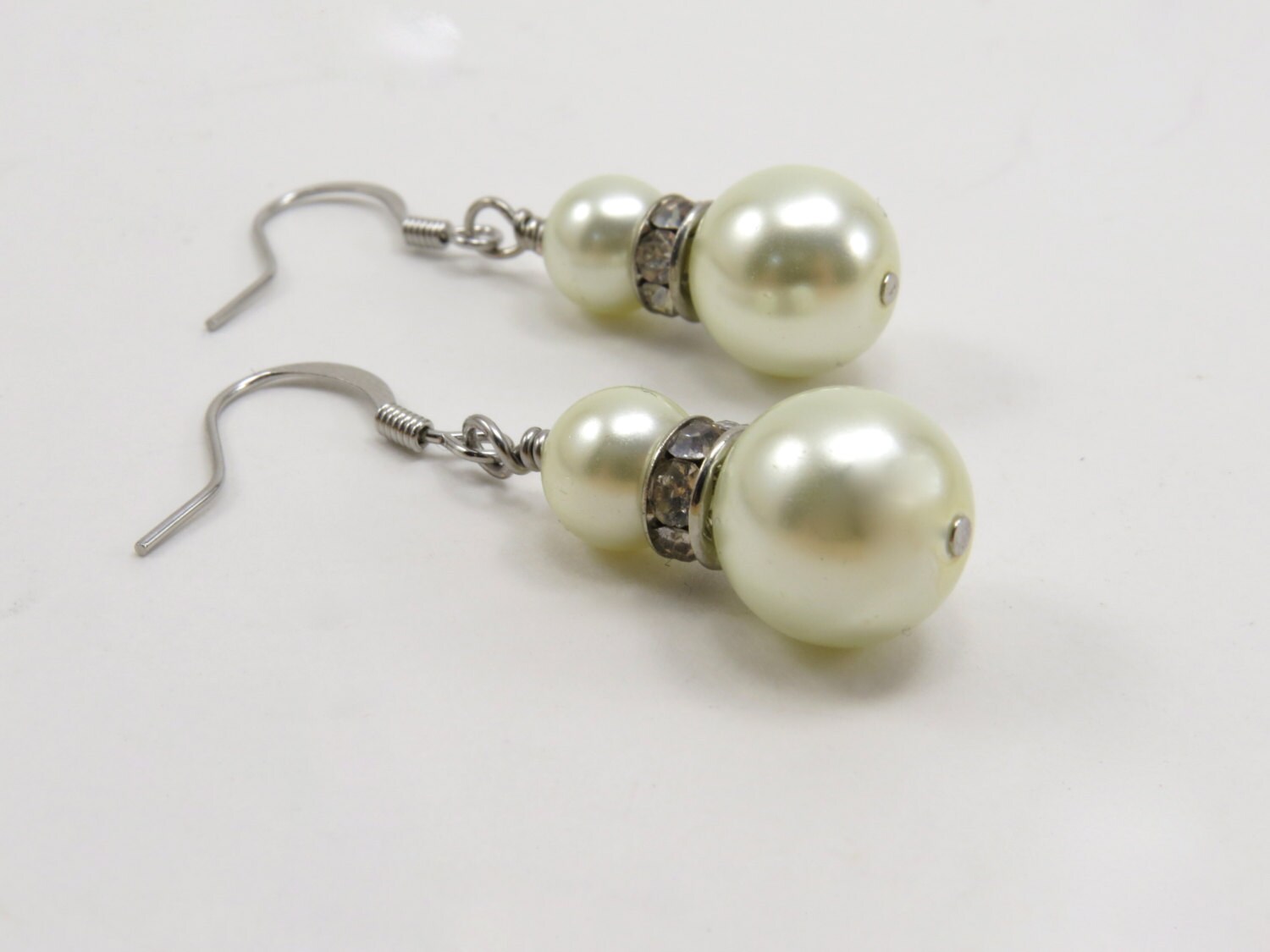 cream coloured pearl earrings        
        <figure class=