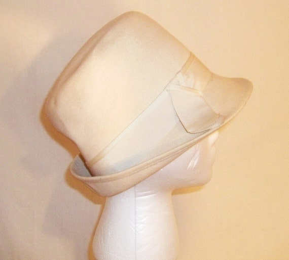 Vintage 1960s Mod Cream Cloche Hat by Reneesance on Etsy
